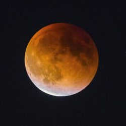 BA HÌNH ẢNH ĐẸP VỀ MẶT TRĂNG MÁU